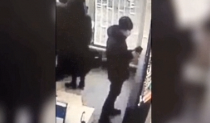 В Твери задержали мужчину за кражу смартфона с витрины магазина 