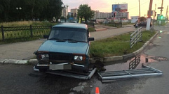 «ВАЗ» врезался в дорожное ограждение в Твери