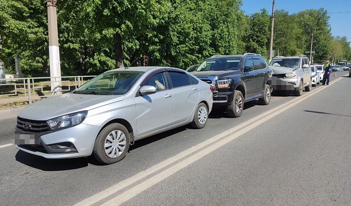 3 автомобиля столкнулись «паровозиком» в Твери