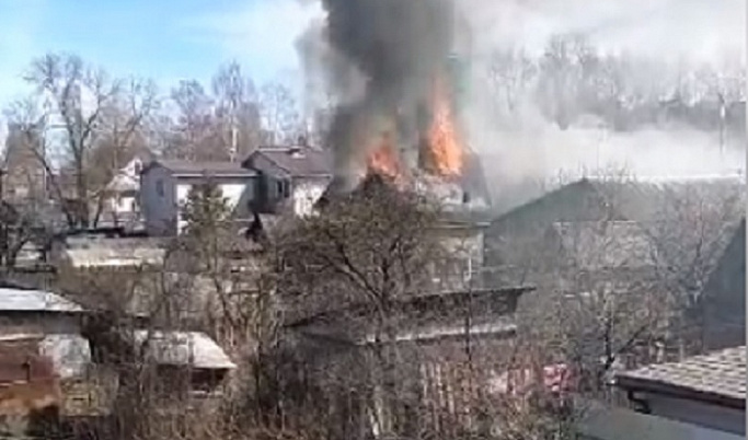 Двухэтажный дом загорелся в Твери