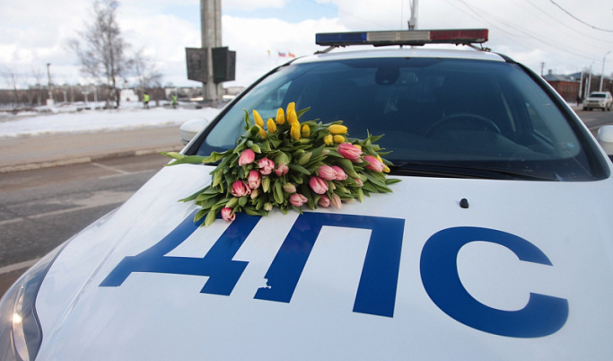 Сотрудники ГИБДД подарили женщинам-водителям цветы