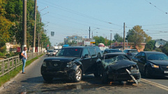 В Твери столкнулись три автомобиля, пострадал виновник ДТП