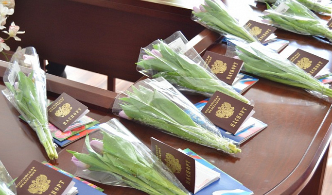 В преддверии праздника юным тверитянкам вручили первые паспорта