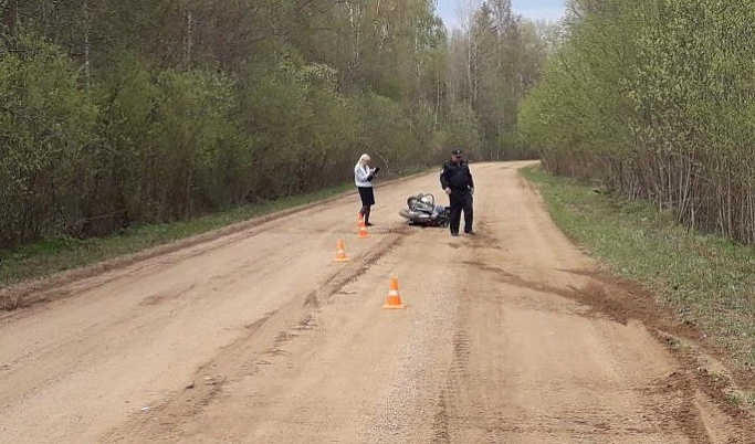 Мотоциклист без прав перевернулся на дороге в Лихославльском районе