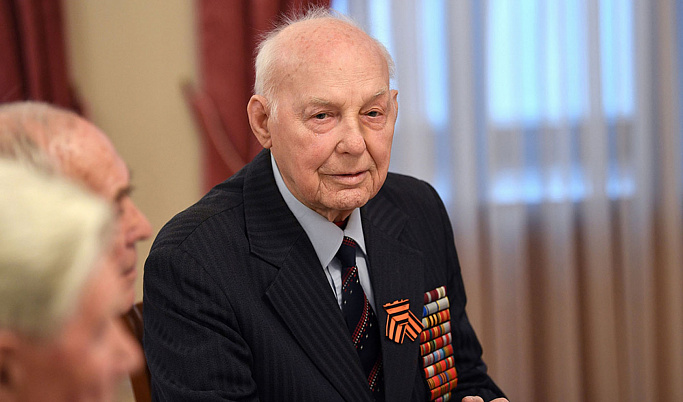 Игорь Руденя поздравил с 95-летием фронтовика Ивана Петровича Афанасьева
