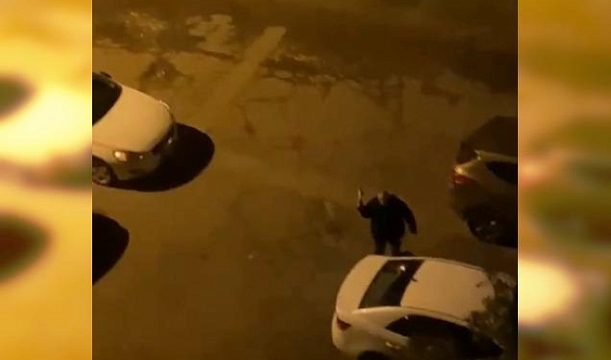 В Заволжском районе Твери мужчина разбил топором 6 автомобилей