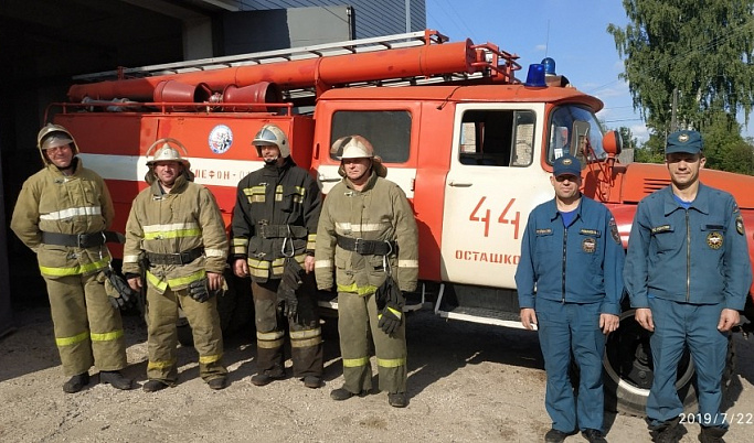 Спасатели вытащили мужчину из горящей квартиры в Тверской области