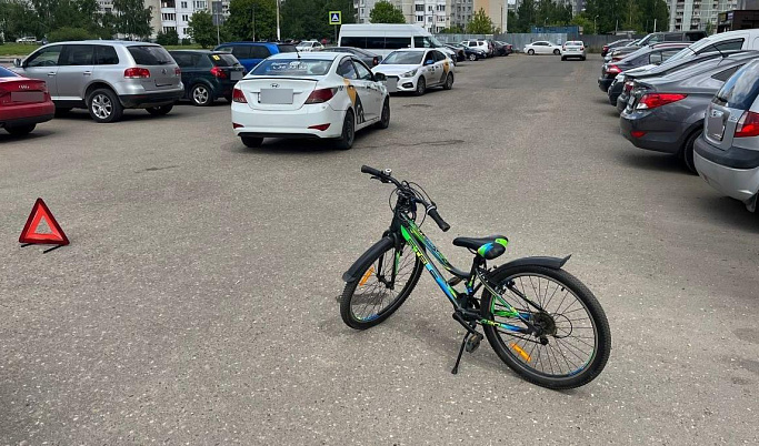 В Твери ребенок на велосипеде врезался в такси