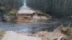 Размытый участок дороги в Тверской области начали восстанавливать