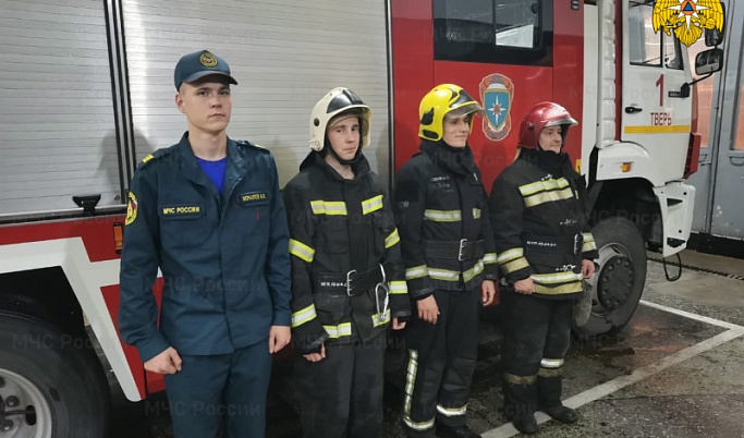 В Твери пожарные вытащили женщину из горящей квартиры на улице Фадеева