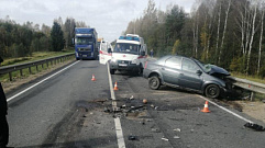На М-9 в Тверской области столкнулись 3 автомобиля