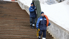 Тверские спасатели патрулируют водоёмы, где лёд стал хрупким