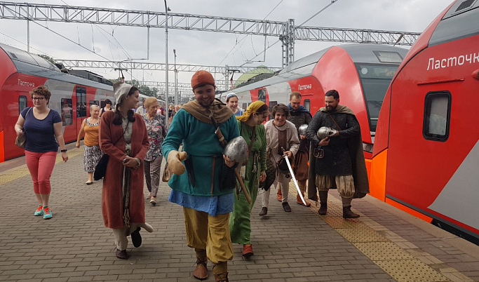 Средневековые рыцари позвали пассажиров «Ласточки» в Тверскую область