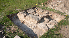 День археолога: на территории Новоторжского монастыря обнаружили остатки старинного мощения