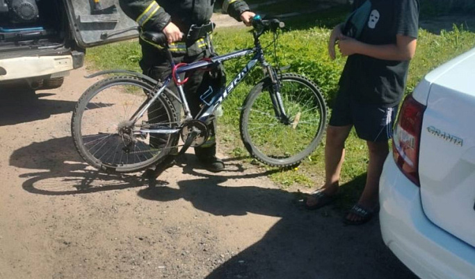 Спасатели доставили мальчика со сломанным велосипедом к бабушке в Тверской области