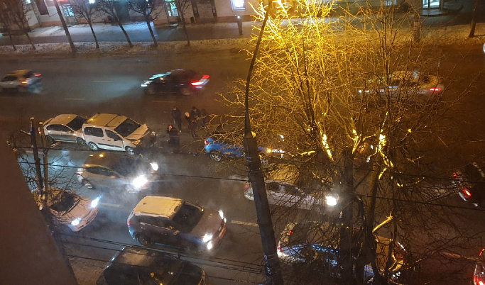 На проспекте Калинина в Твери столкнулись четыре машины