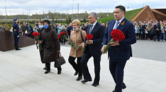 Председатель Госдумы Вячеслав Володин и Игорь Руденя возложили цветы к Ржевскому мемориалу