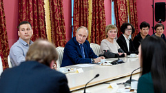 Владимиру Путину в Торжке на память вручили новоторжскую майолику