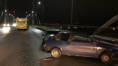 На мосту в Кимрах водитель вышел из машины и попал в аварию