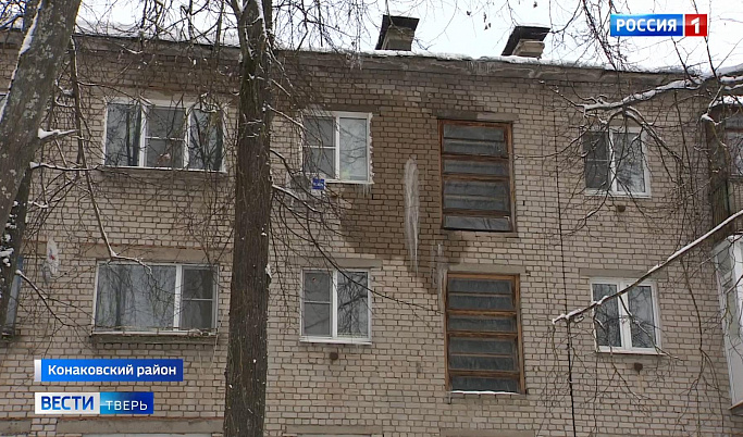 Жители многоэтажки в Тверской области почти 10 лет живут с протекающей крышей