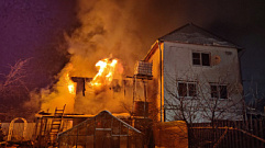 В Конаковском районе баня вспыхнула в метре от жилого дома