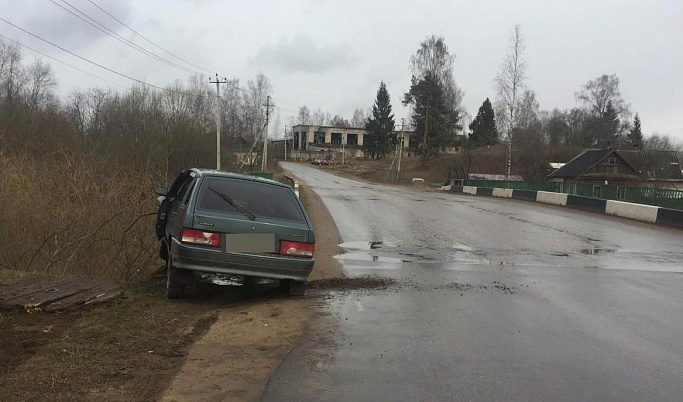 «ВАЗ» врезался в ограждение моста в Тверской области