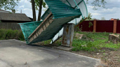 Ураганный ветер перевернул автобусную остановку в Тверской области