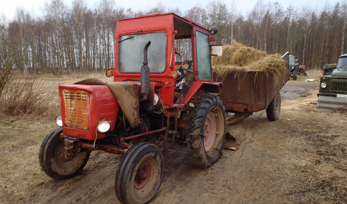 Житель Тверской области угнал трактор, чтобы вытащить свой автомобиль из кювета