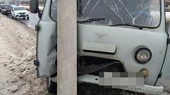 В Твери УАЗ врезался в столб из-за судорожного приступа у водителя