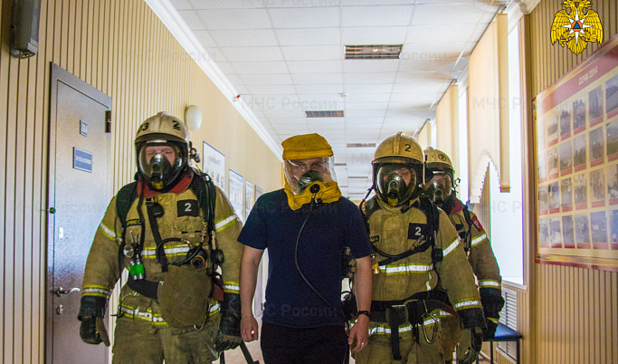Сотрудники МЧС эвакуировали двух полицейских из здания МВД в Твери