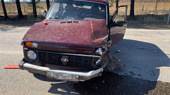 В Тверской области 48-летний водитель оказался в больнице после лобового столкновения двух легковушек