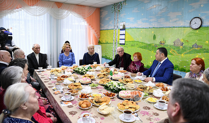 В Тверском геронтологическом центре Игорь Руденя поздравил пенсионеров и ветеранов с наступающими праздниками