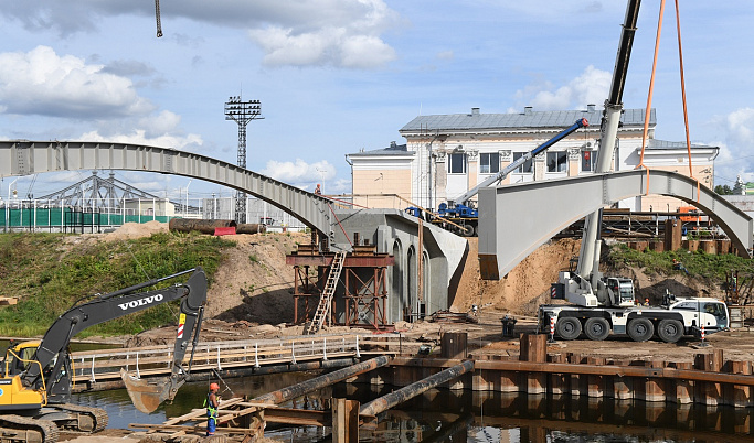 Игорь Руденя посетил строящийся пешеходный мост через Тьмаку в Твери