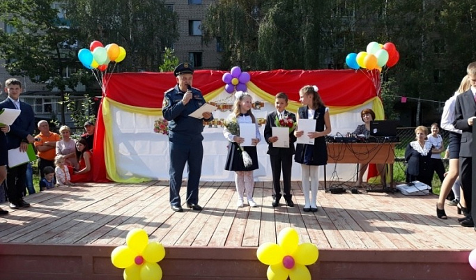 Школьников из Ржева наградили за участие в тушении пожара