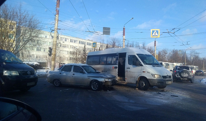 В Твери произошла авария с участием маршрутки