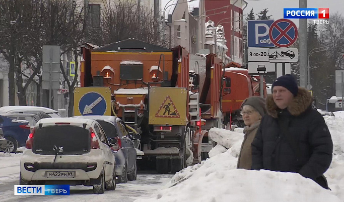 В Твери коммунальные службы очищают от снега городские магистрали