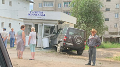 «УАЗ» протаранил газетный киоск в Тверской области