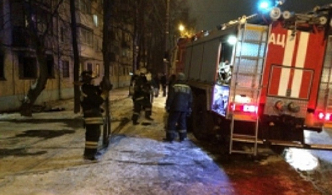 В жилом доме на улице Орджоникидзе в Твери неизвестные подожгли квартиру
