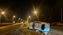 В Калининском округе водитель уснул за рулём и влетел в отбойник