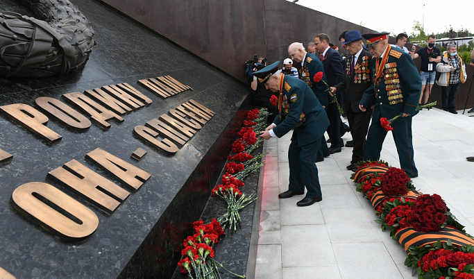 Ржевский мемориал посетили более 400 ветеранов и детей войны из Твери