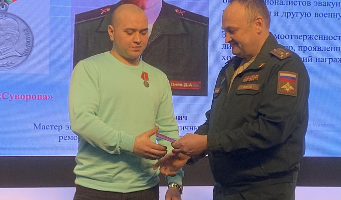 Жителя Тверской области наградили медалью Суворова за участие в СВО на Украине