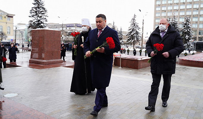 В День освобождения Калинина Игорь Руденя возложил цветы к стеле «Город воинской славы» в Твери 