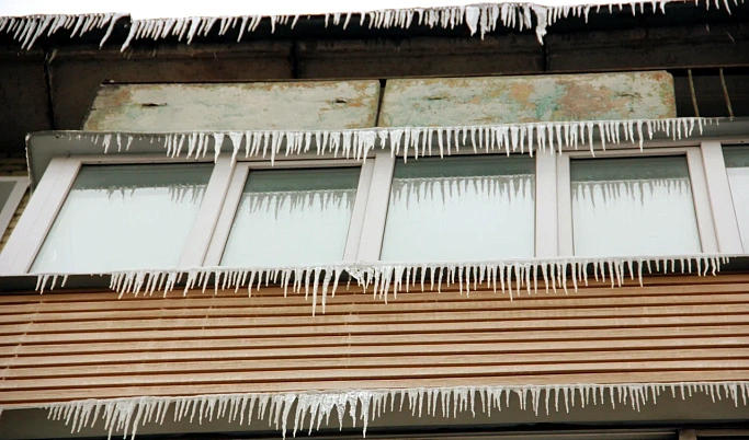 В Твери администрация следит за очисткой крыш от снега и наледи