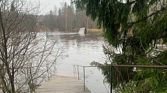 Поселок в Тверской области отрезало от мира из-за ушедшего под воду моста