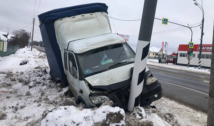В Тверской области легковушка столкнулась с фургоном, а затем сбила пешехода