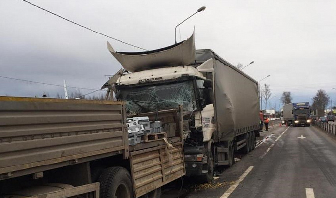 Три фуры столкнулись на трассе М-10 в Тверской области