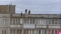 В Твери засняли детей, прыгающих с крыши многоэтажки на козырёк