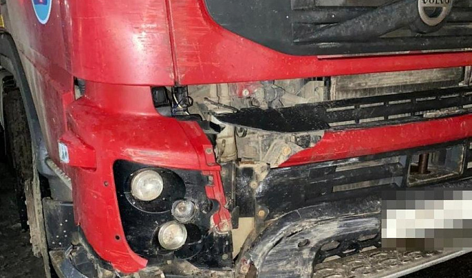 Мини-грузовик опрокинулся из-за столкновения с фурой в Тверской области 