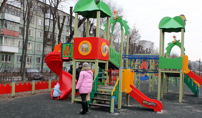 На бульваре Цанова в Твери установили большой игровой комплекс «Детский городок»