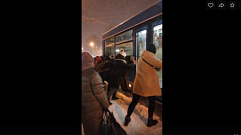 В Твери пассажирам пришлось выталкивать автобус с остановки